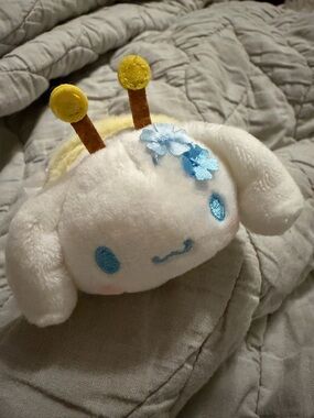 Sanrio Bee - Cinnamoroll plush bag charm